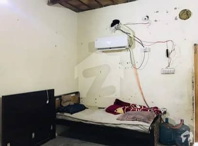 سکیم 33 کراچی میں 1 کمرے کا 2 مرلہ کمرہ 8 ہزار میں کرایہ پر دستیاب ہے۔