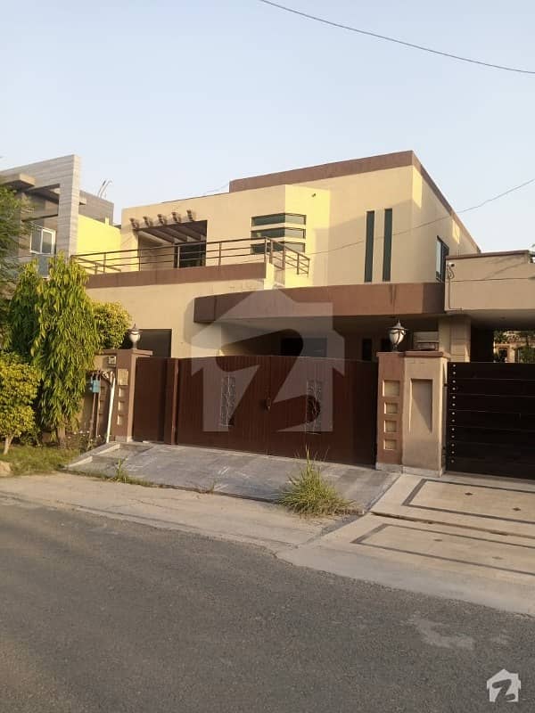 4 Bed Rooms Shandar Bunglow Hot Location Available for Sale
