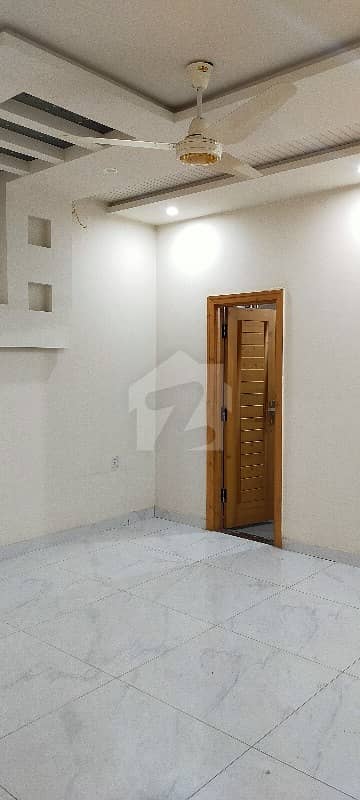 مسلم ٹاؤن فیصل آباد میں 3 کمروں کا 5 مرلہ مکان 42 ہزار میں کرایہ پر دستیاب ہے۔