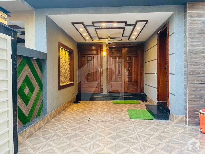 بحریہ ٹاؤن سیکٹرڈی بحریہ ٹاؤن لاہور میں 3 کمروں کا 5 مرلہ مکان 1.5 کروڑ میں برائے فروخت۔