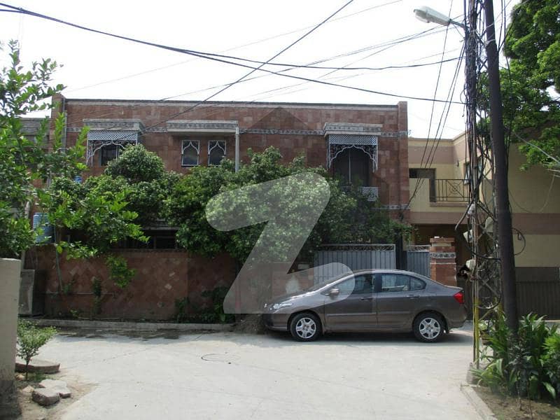 رحمان ولاز لاہور میں 3 کمروں کا 8 مرلہ مکان 2.2 کروڑ میں برائے فروخت۔
