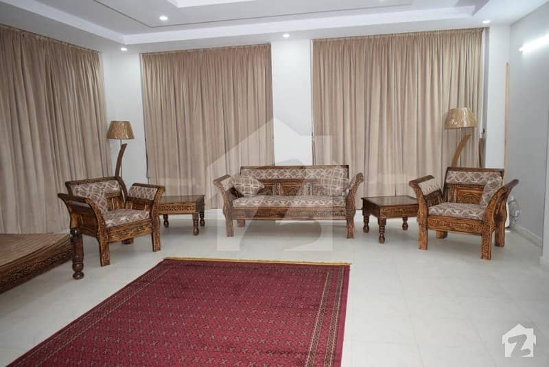 اسلام آباد - مری ایکسپریس وے اسلام آباد میں 8 کمروں کا 1.1 کنال مکان 10 کروڑ میں برائے فروخت۔
