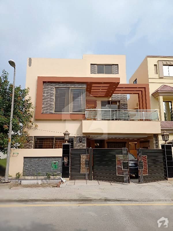 روز گارڈن بحریہ ٹاؤن لاہور میں 5 کمروں کا 8 مرلہ مکان 2.6 کروڑ میں برائے فروخت۔
