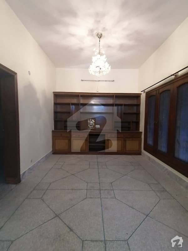 2250 Square Feet Upper Portion In Gulistan Colony Best Option