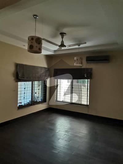 10 Marla,5 Bed newly Tiled,new Sewerage,3 Split Acs Fitted For Sale