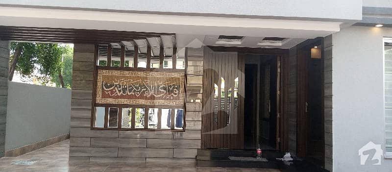 بحریہ ٹاؤن سیکٹرڈی بحریہ ٹاؤن لاہور میں 5 کمروں کا 10 مرلہ مکان 3.6 کروڑ میں برائے فروخت۔