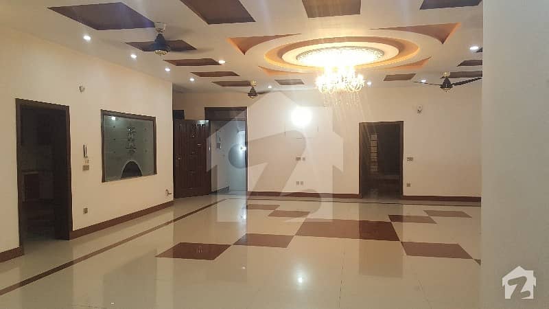 پی آئی اے ہاؤسنگ سکیم لاہور میں 10 کمروں کا 1 کنال مکان 1.5 لاکھ میں کرایہ پر دستیاب ہے۔