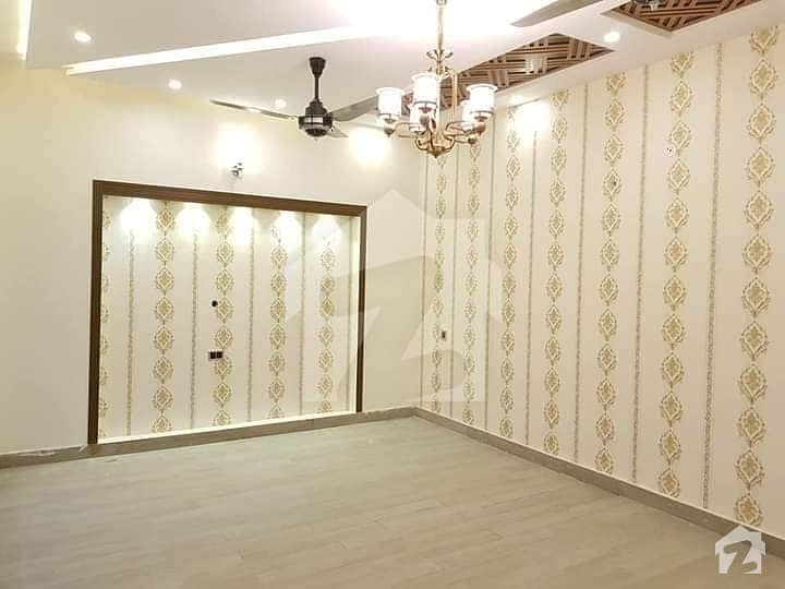 رضا ٹاؤن فیصل آباد میں 5 کمروں کا 15 مرلہ مکان 3.85 کروڑ میں برائے فروخت۔