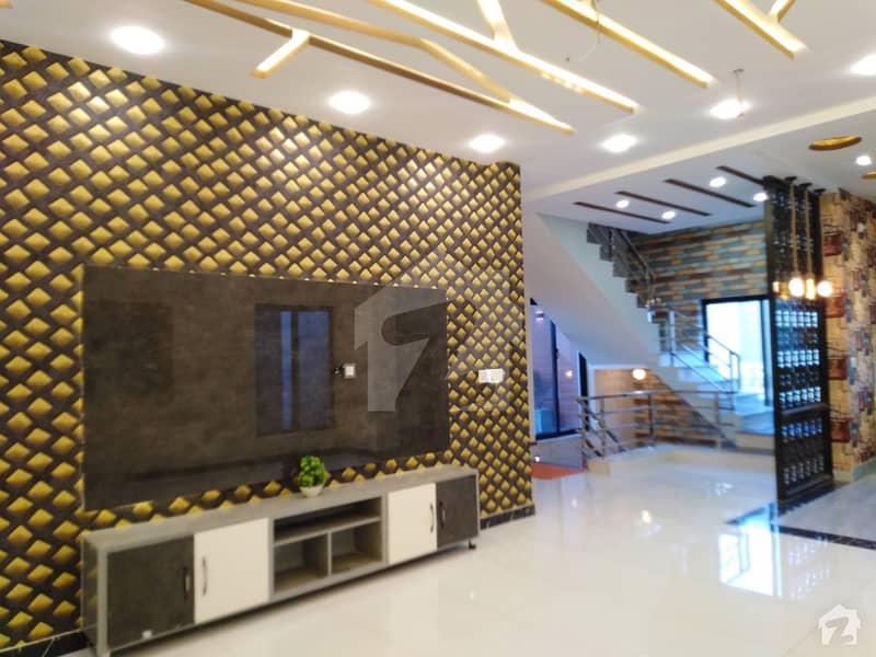 ماڈل سٹی ون کینال روڈ فیصل آباد میں 5 کمروں کا 8 مرلہ مکان 2.4 کروڑ میں برائے فروخت۔
