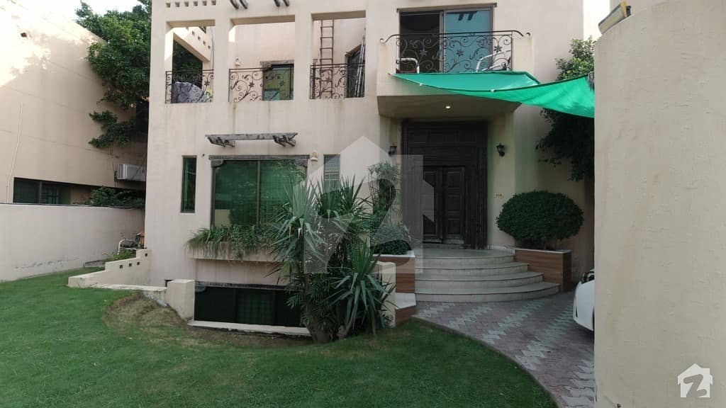 ڈی ایچ اے فیز 4 ڈیفنس (ڈی ایچ اے) لاہور میں 5 کمروں کا 1 کنال مکان 5.5 کروڑ میں برائے فروخت۔