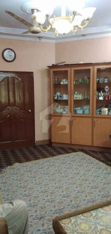 یونیورسٹی روڈ کراچی میں 7 کمروں کا 16 مرلہ مکان 4.5 کروڑ میں برائے فروخت۔