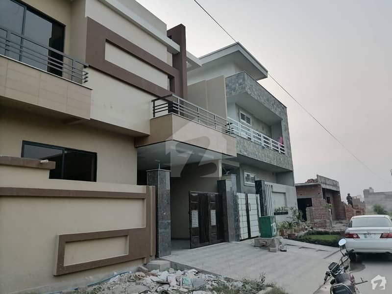 ستارہ ویلی فیصل آباد میں 5 کمروں کا 6 مرلہ مکان 1.3 کروڑ میں برائے فروخت۔
