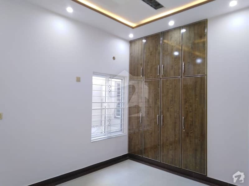 ایل ڈی اے ایوینیو ۔ بلاک بی ایل ڈی اے ایوینیو لاہور میں 6 کمروں کا 10 مرلہ مکان 1.9 کروڑ میں برائے فروخت۔
