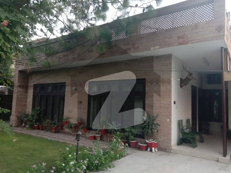 سرفراز رفیقی روڈ کینٹ لاہور میں 5 کمروں کا 2.3 کنال مکان 10 کروڑ میں برائے فروخت۔