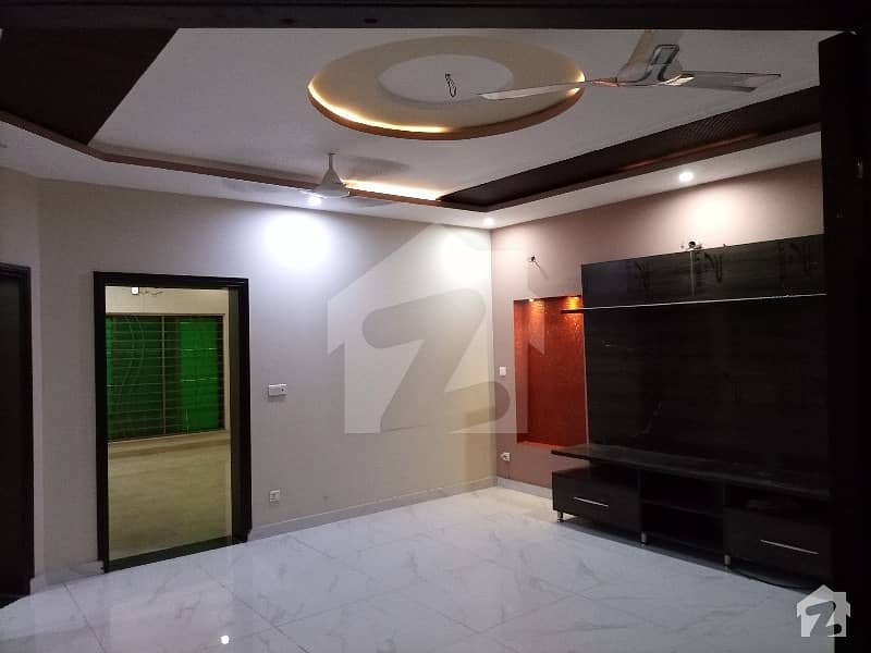 اسٹیٹ لائف ہاؤسنگ سوسائٹی لاہور میں 5 کمروں کا 10 مرلہ مکان 80 ہزار میں کرایہ پر دستیاب ہے۔