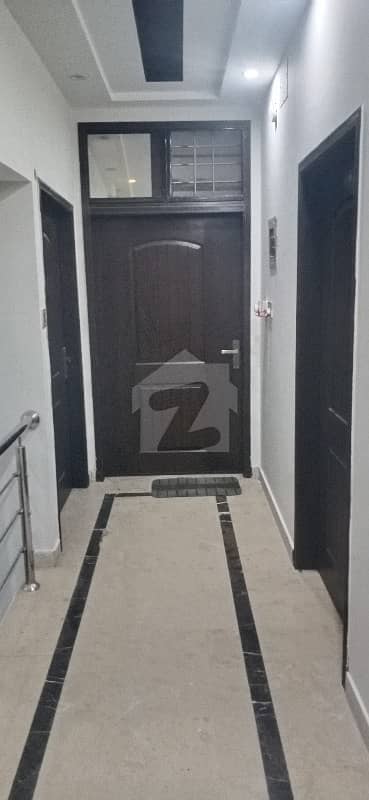 مدینہ کالونی لاہور میں 2 کمروں کا 5 مرلہ بالائی پورشن 26 ہزار میں کرایہ پر دستیاب ہے۔