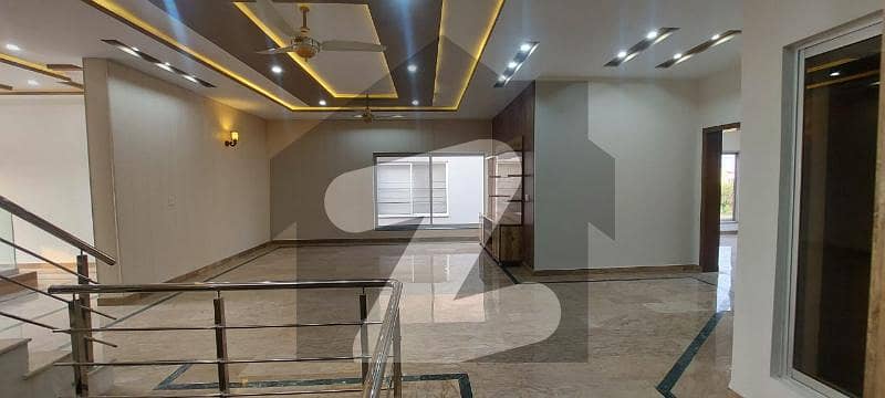 لیک سٹی ۔ سیکٹر ایم ۔ 1 لیک سٹی رائیونڈ روڈ لاہور میں 5 کمروں کا 14 مرلہ مکان 4.25 کروڑ میں برائے فروخت۔