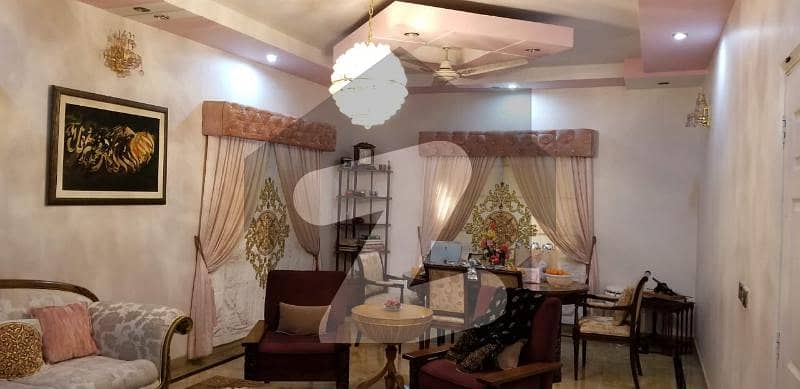 یونیورسٹی روڈ کراچی میں 6 کمروں کا 16 مرلہ مکان 5 کروڑ میں برائے فروخت۔