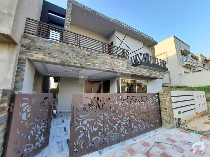 10 MARLA LUXURIOUS DOUBLE STORY HOUSE FOR SALE