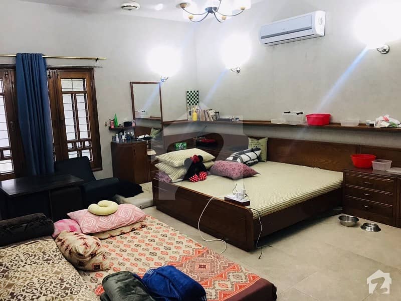 ڈی ایچ اے فیز 4 ڈی ایچ اے کراچی میں 6 کمروں کا 1 کنال مکان 9.8 کروڑ میں برائے فروخت۔