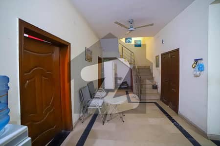 رحمان ولاز لاہور میں 3 کمروں کا 7 مرلہ مکان 42 ہزار میں کرایہ پر دستیاب ہے۔