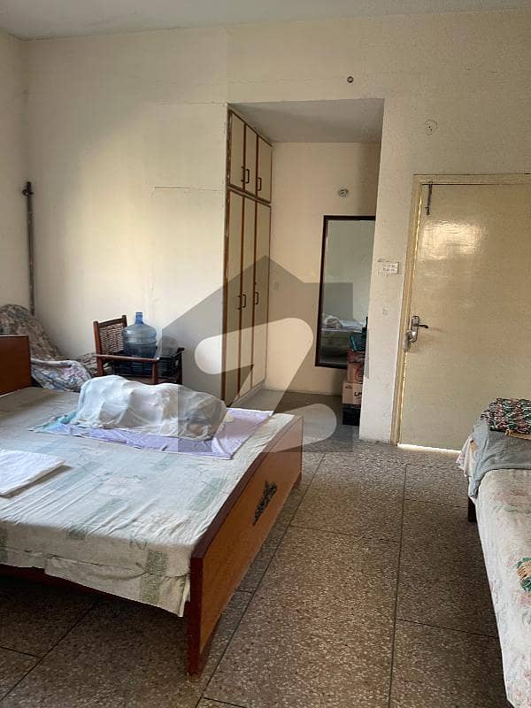 گلبرگ لاہور میں 5 کمروں کا 10 مرلہ مکان 3.5 کروڑ میں برائے فروخت۔