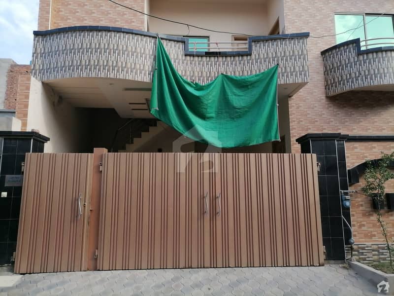 ملت ٹاؤن فیصل آباد میں 5 کمروں کا 7 مرلہ مکان 1.3 کروڑ میں برائے فروخت۔
