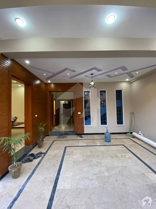 سوان گارڈن اسلام آباد میں 6 کمروں کا 10 مرلہ مکان 2.55 کروڑ میں برائے فروخت۔