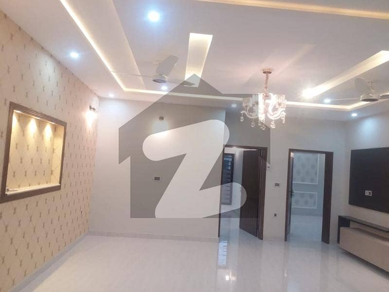 بحریہ ٹاؤن ۔ غزنوی بلاک بحریہ ٹاؤن ۔ سیکٹر ایف بحریہ ٹاؤن لاہور میں 5 کمروں کا 11 مرلہ مکان 2.8 کروڑ میں برائے فروخت۔