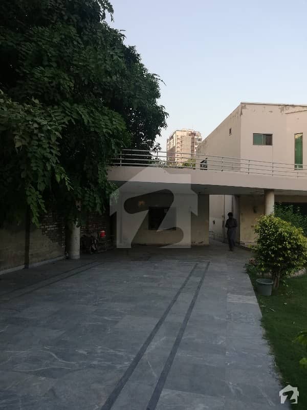 گلبرگ 3 - بلاک سی 3 گلبرگ 3 گلبرگ لاہور میں 5 کمروں کا 3 کنال مکان 15 کروڑ میں برائے فروخت۔