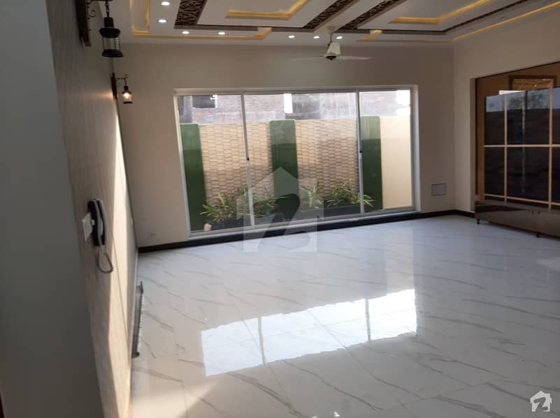 آفیسرز کالونی 2 فیصل آباد میں 5 کمروں کا 10 مرلہ مکان 2.25 کروڑ میں برائے فروخت۔