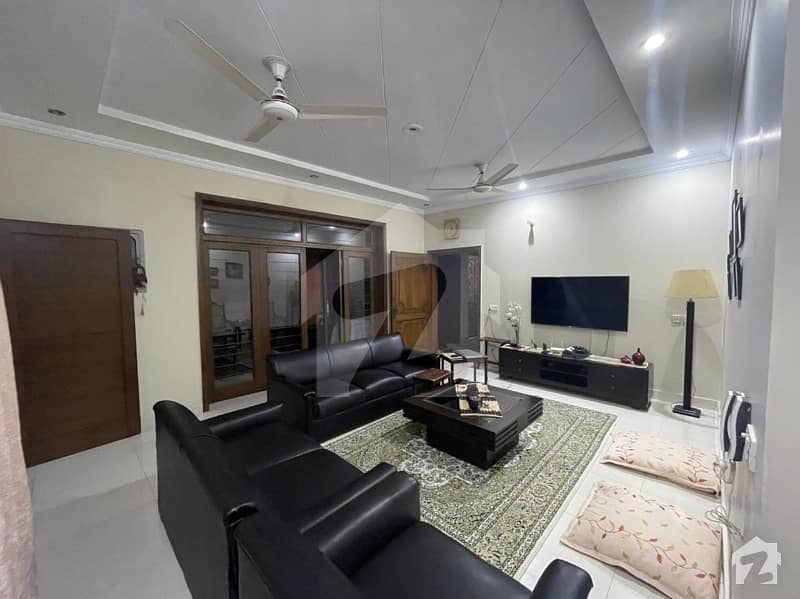 ریوینیو سوسائٹی لاہور میں 5 کمروں کا 1 کنال مکان 3.5 کروڑ میں برائے فروخت۔