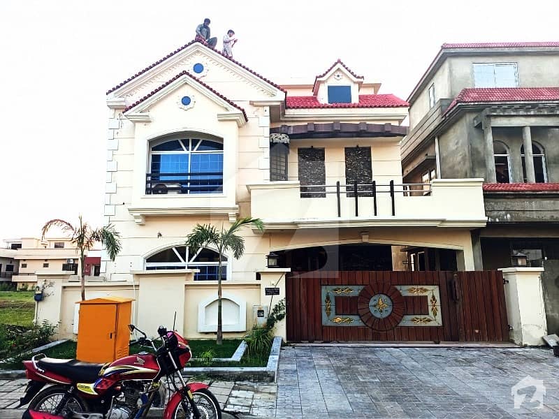 بحریہ ٹاؤن فیز 8 بحریہ ٹاؤن راولپنڈی راولپنڈی میں 7 کمروں کا 12 مرلہ مکان 4.1 کروڑ میں برائے فروخت۔