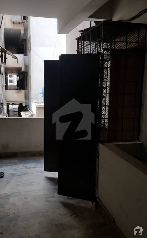 کلفٹن ۔ بلاک 1 کلفٹن کراچی میں 3 کمروں کا 8 مرلہ فلیٹ 1.35 کروڑ میں برائے فروخت۔