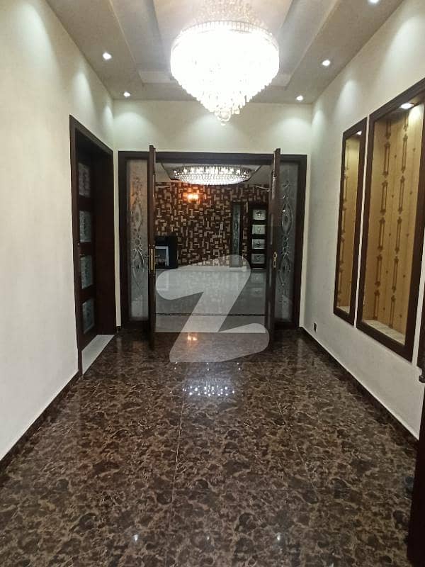 ویلینشیاء ہاؤسنگ سوسائٹی لاہور میں 8 کمروں کا 2 کنال مکان 3.5 لاکھ میں کرایہ پر دستیاب ہے۔