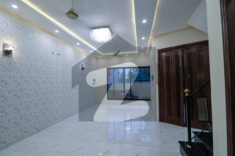 ڈی ایچ اے 9 ٹاؤن ڈیفنس (ڈی ایچ اے) لاہور میں 3 کمروں کا 5 مرلہ مکان 1.95 کروڑ میں برائے فروخت۔
