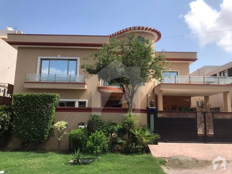 One Kanal (20 Marla) 5 Bedrooms Double Kitchen House