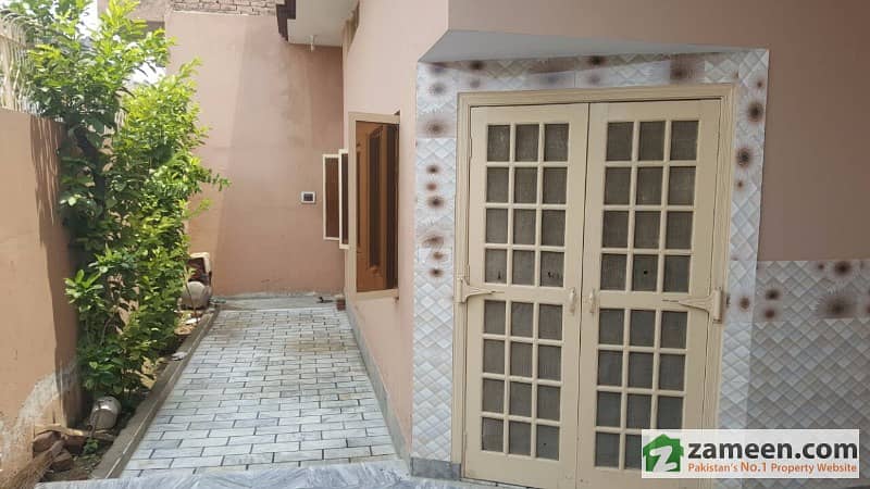 Chan Da Qila Bazar 7. 5 Marla Triple Story Home / Nice Location /