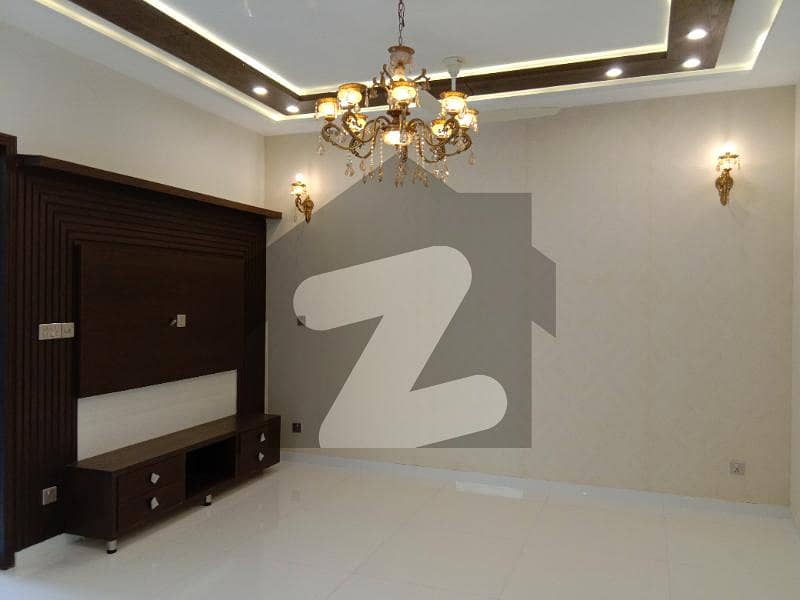 10 Marla Modern House In Bahria Town Lahore