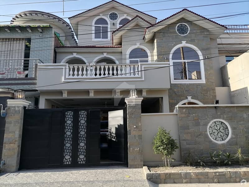 آفیسرز گارڈن کالونی ورسک روڈ پشاور میں 7 کمروں کا 10 مرلہ مکان 4 کروڑ میں برائے فروخت۔ آفیسرز گارڈن کالونی ورسک روڈ پشاور میں 7 کمروں کا 10 مرلہ مکان 4 کروڑ میں برائے فروخت۔