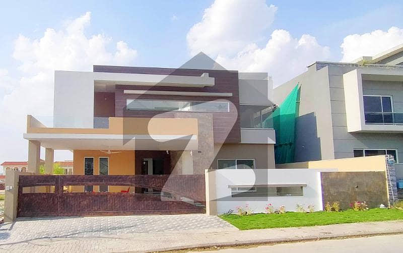 1 Kanal Designing And Stylish House Up For Sale