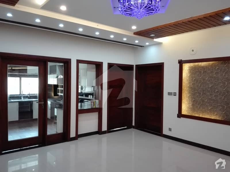 Stunning 10 Marla House In Wapda Town Available