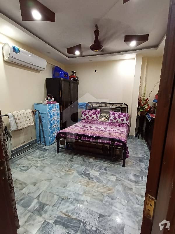 حسین آباد گلبرگ ٹاؤن کراچی میں 5 کمروں کا 2 مرلہ مکان 1.75 کروڑ میں برائے فروخت۔