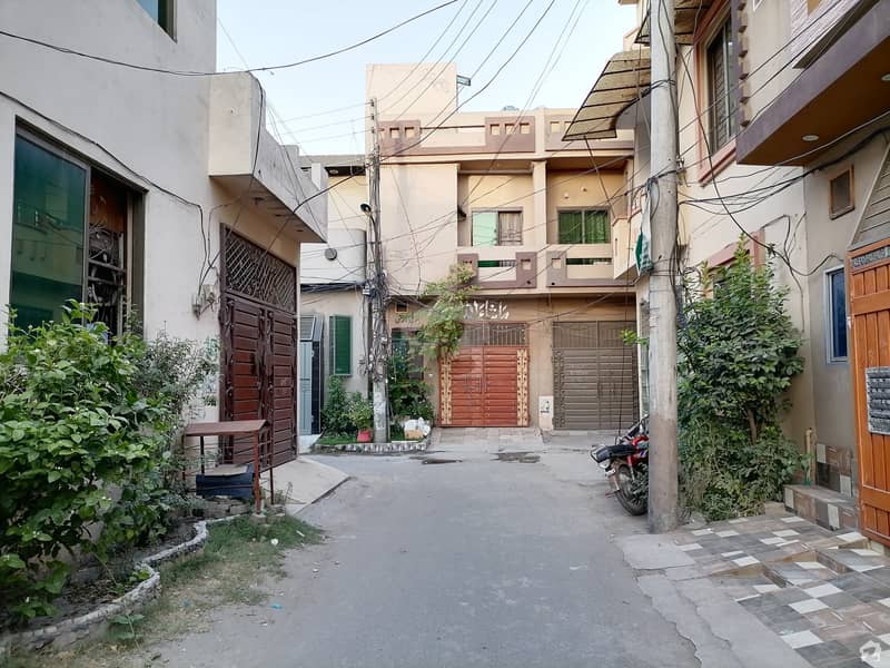 لالہ زار گارڈن لاہور میں 3 کمروں کا 3 مرلہ مکان 68 لاکھ میں برائے فروخت۔