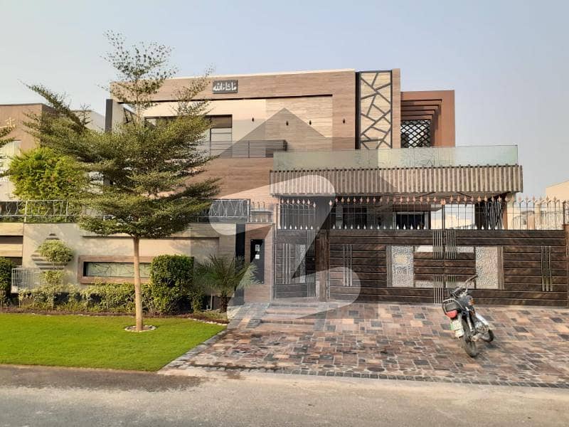ڈی ایچ اے فیز 7 ڈیفنس (ڈی ایچ اے) لاہور میں 5 کمروں کا 1 کنال مکان 2.3 لاکھ میں کرایہ پر دستیاب ہے۔
