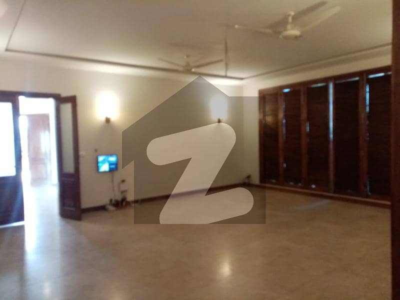 ڈی ایچ اے فیز 7 ڈیفنس (ڈی ایچ اے) لاہور میں 4 کمروں کا 1 کنال مکان 1.8 لاکھ میں کرایہ پر دستیاب ہے۔