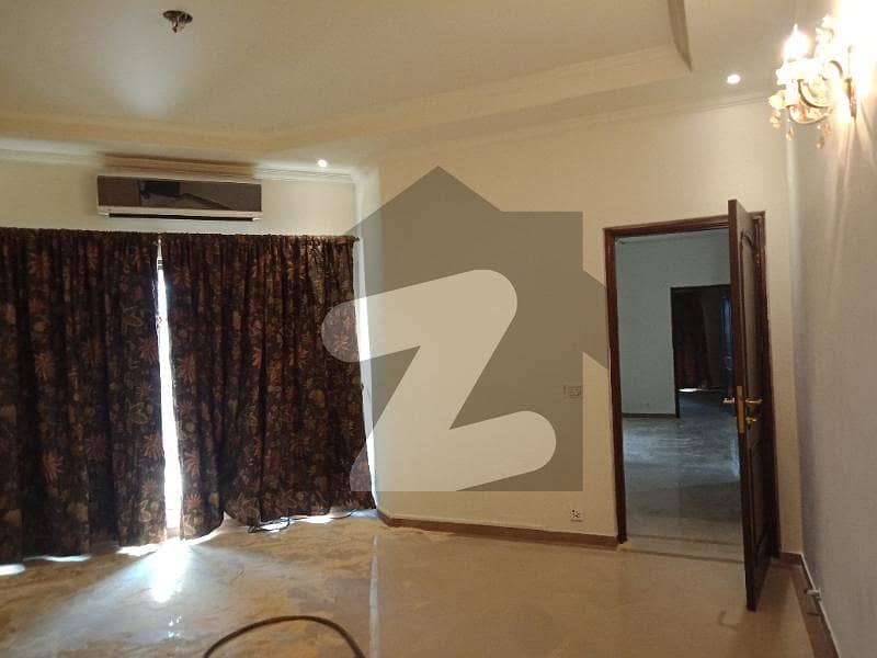 ڈی ایچ اے فیز 2 ڈیفنس (ڈی ایچ اے) لاہور میں 4 کمروں کا 1 کنال مکان 1.8 لاکھ میں کرایہ پر دستیاب ہے۔