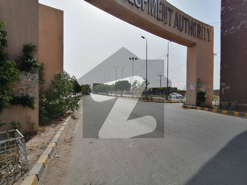 ایل ڈی اے ایوینیو ۔ بلاک سی ایل ڈی اے ایوینیو لاہور میں 10 مرلہ رہائشی پلاٹ 1.12 کروڑ میں برائے فروخت۔