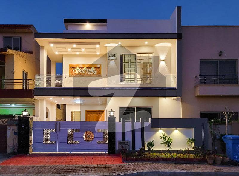 بحریہ ٹاؤن فیز 3 بحریہ ٹاؤن راولپنڈی راولپنڈی میں 5 کمروں کا 10 مرلہ مکان 3.8 کروڑ میں برائے فروخت۔
