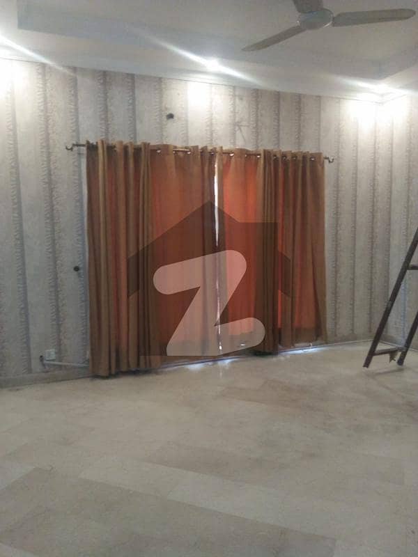 ڈی ایچ اے فیز 4 ڈیفنس (ڈی ایچ اے) لاہور میں 4 کمروں کا 10 مرلہ مکان 1.2 لاکھ میں کرایہ پر دستیاب ہے۔